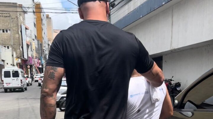 Anderson Correia conduz à delegacia homem que cometeu crime de maus-tratos em Caruaru