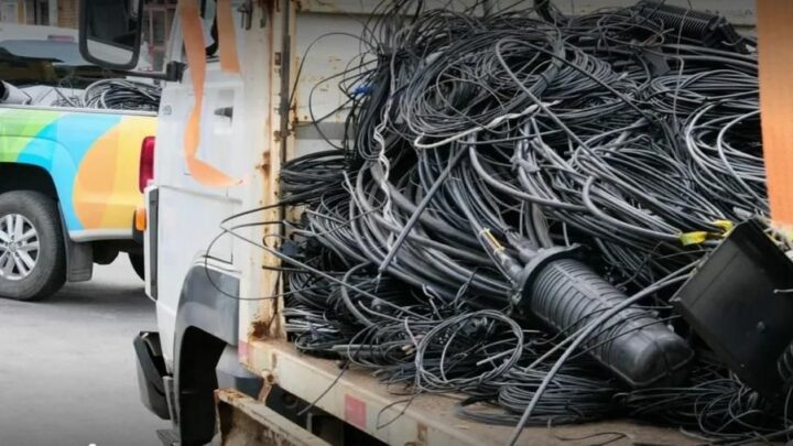 Neoenergia Pernambuco retira fios de telecomunicações irregulares dos postes em Caruaru