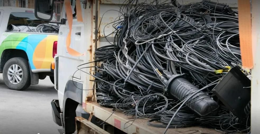 Neoenergia Pernambuco retira fios de telecomunicações irregulares dos postes em Caruaru