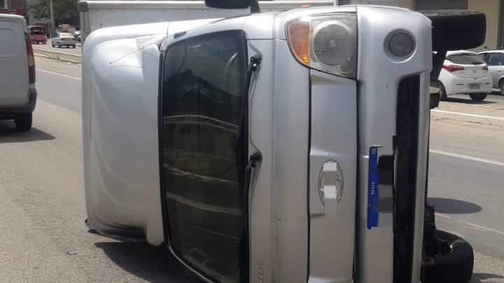 Caminhão tomba na BR 104, após motorista desviar de veículo