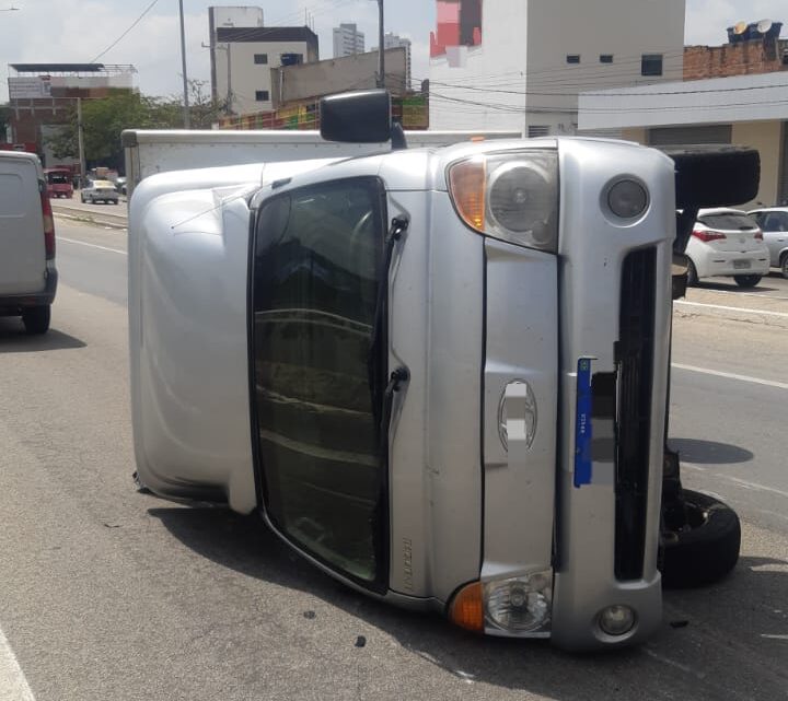 Caminhão tomba na BR 104, após motorista desviar de veículo Caminhão tomba na BR 104, após motorista desviar de veículo