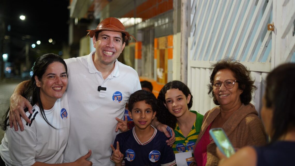 Olho no olho e porta a porta têm sido as apostas de Armandinho e Karla para alcançar a população Olho no olho e porta a porta têm sido as apostas de Armandinho e Karla para alcançar a população