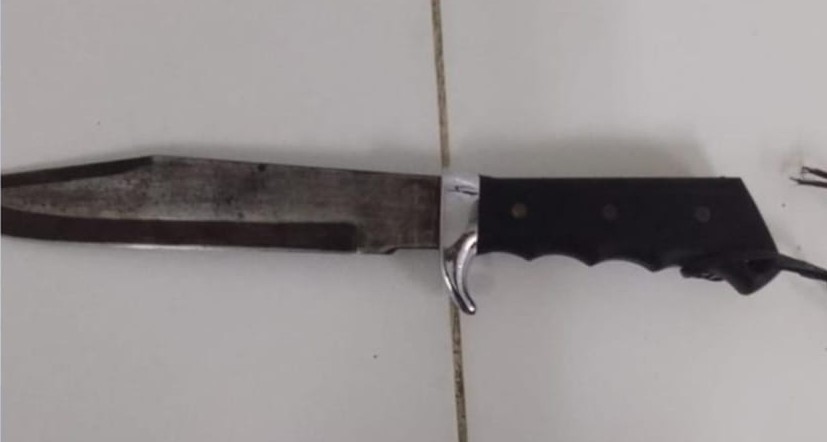 Assaltante fere vítima com facão e é pego por populares após roubo Assaltante fere vítima com facão e é pego por populares após roubo
