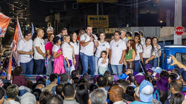 Rodrigo Pinheiro caminha pelo Salgado e ressalta investimentos realizados no maior bairro de Caruaru