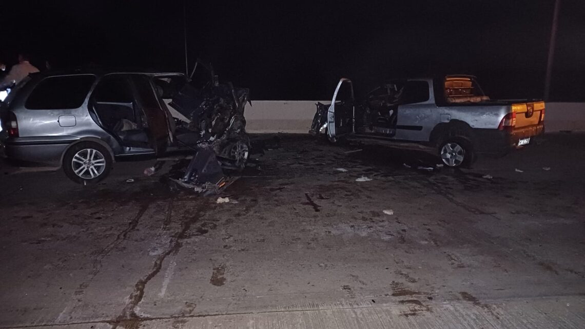 Três mortos e um ferido, após colisão frontal entre dois carros Três mortos e um ferido, após colisão frontal entre dois carros