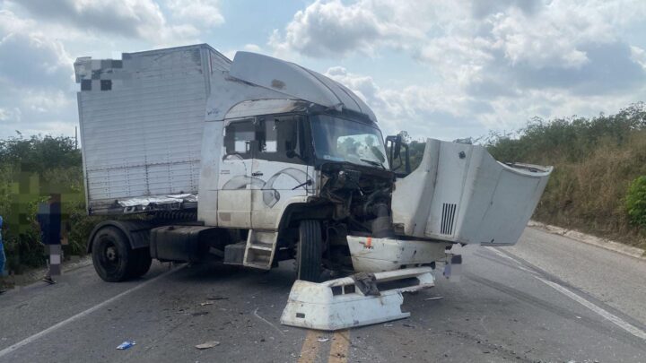 Colisão entre dois caminhões na BR 232, deixa motorista ferido