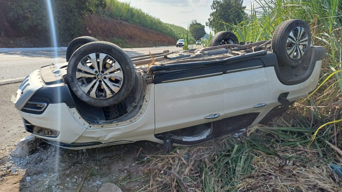 Carro capota e motorista é resgatado de helicóptero Carro capota e motorista é resgatado de helicóptero