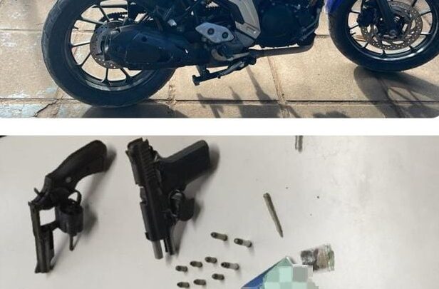 Homem preso e três adolescentes apreendidos com armas e simulacro