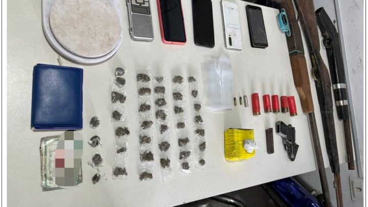 Homem é capturado com armas, drogas, balanças e quatro celulares
