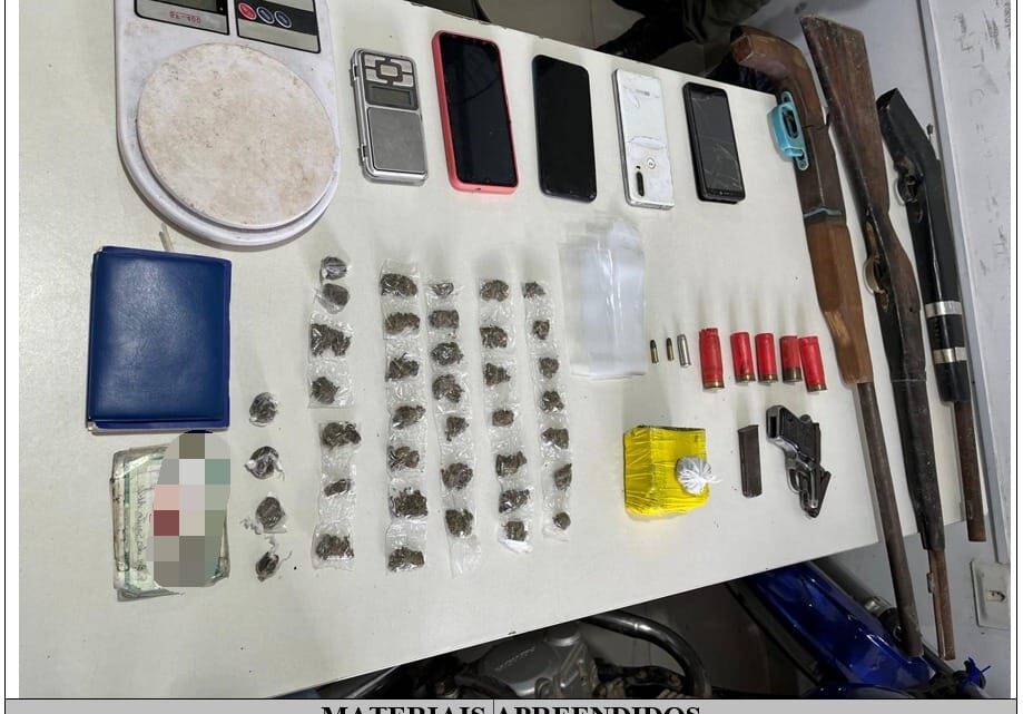 Homem é capturado com armas, drogas, balanças e quatro celulares Homem é capturado com armas, drogas, balanças e quatro celulares