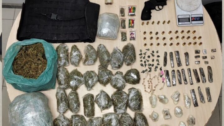 Homem preso e adolescentes apreendidos com arma, drogas e balança