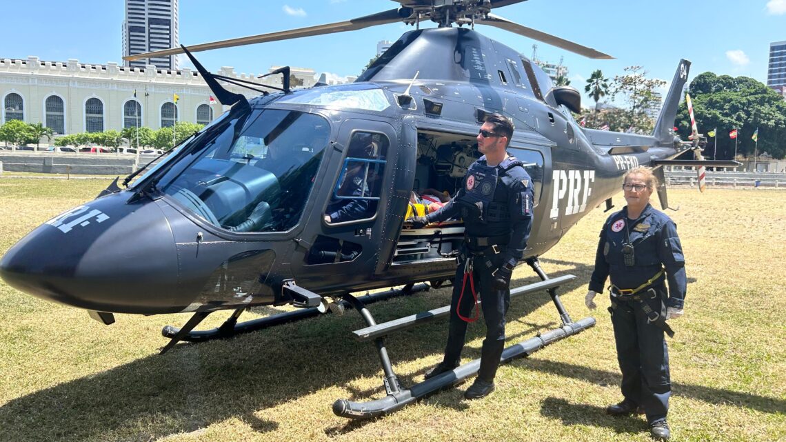 Motociclista ferido é resgatado de helicóptero