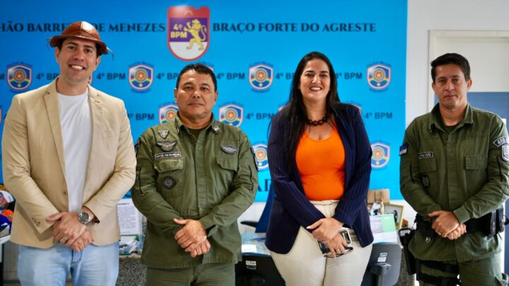 Armandinho e Karla visitam o 4º Batalhão da Polícia Militar de Pernambuco para discutir ações de redução do índice de criminalidade em Caruaru