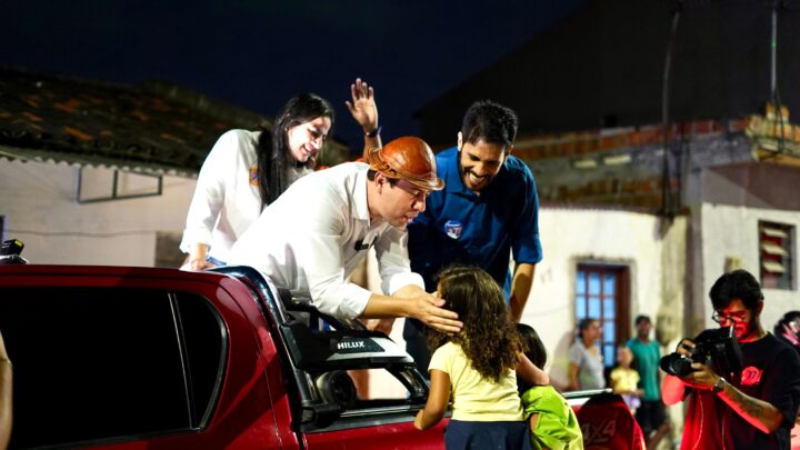 Armandinho e Karla Vieira realizam carreata em bairros de Caruaru