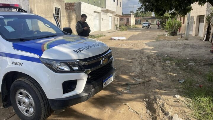 Homem é assassinado a tiros no meio da rua, em Caruaru