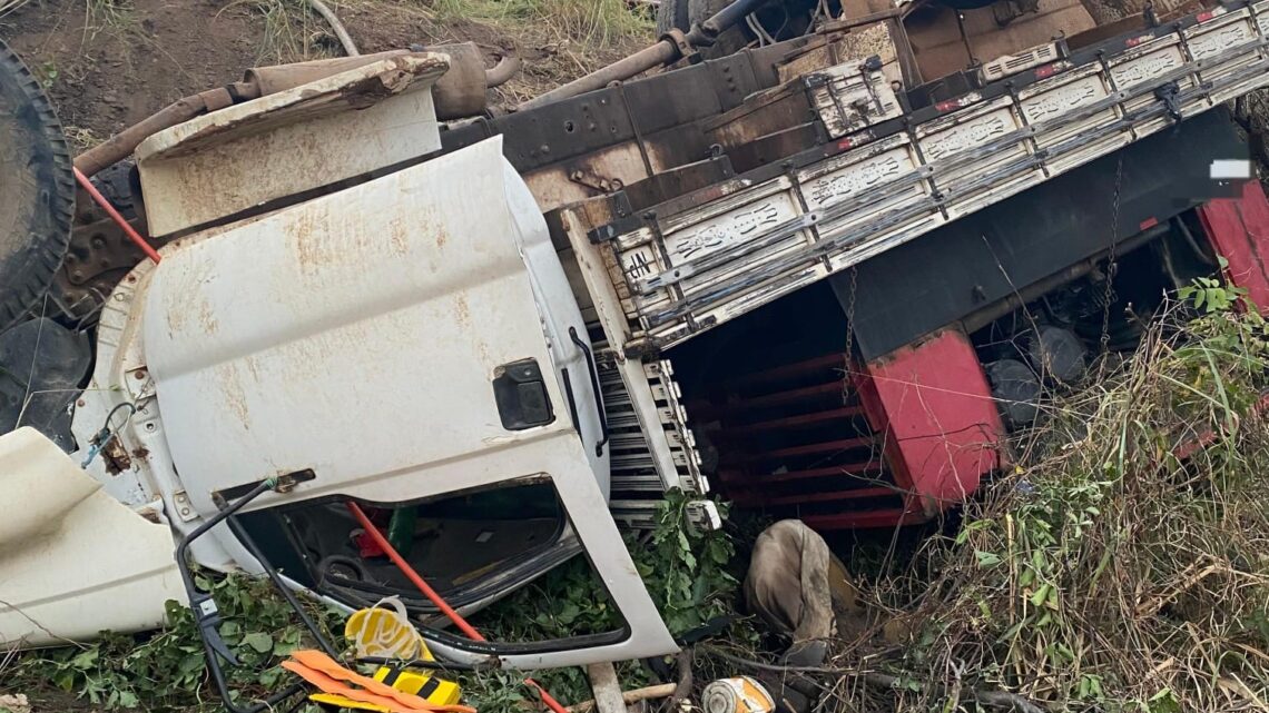 Motorista perde o controle de direção e caminhão capota na BR 232 Motorista perde o controle de direção e caminhão capota na BR 232