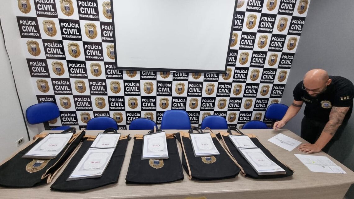 Operação da Polícia Civil contra tráfico de drogas e comércio ilegal de arma de fogo, em Caruaru