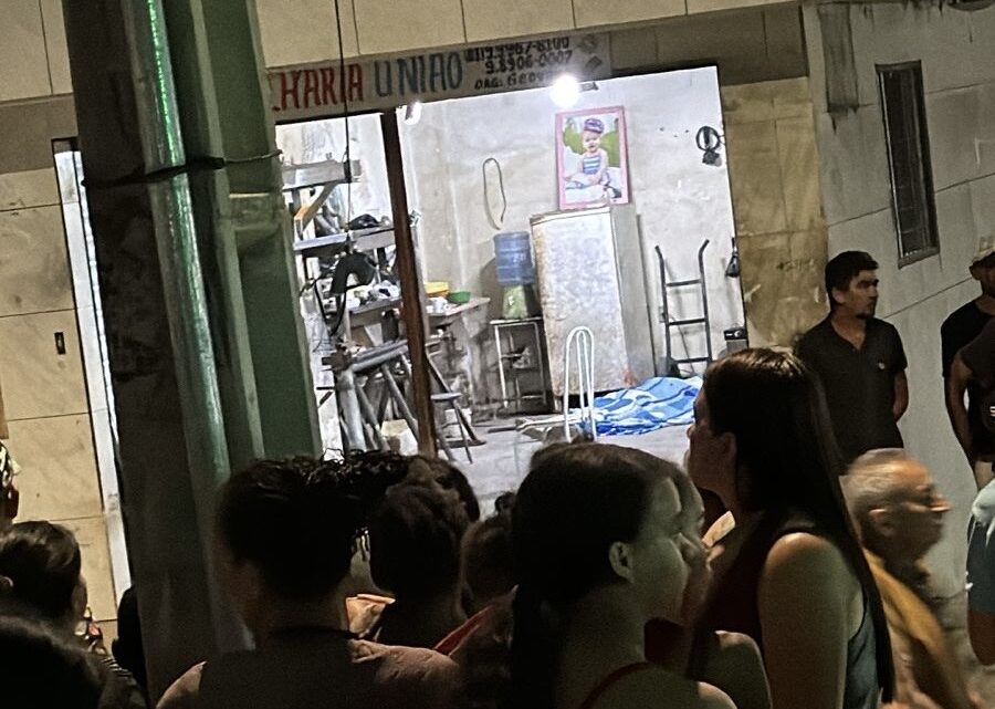 Homem é assassinado a tiros dentro de estabelecimento comercial, em Caruaru