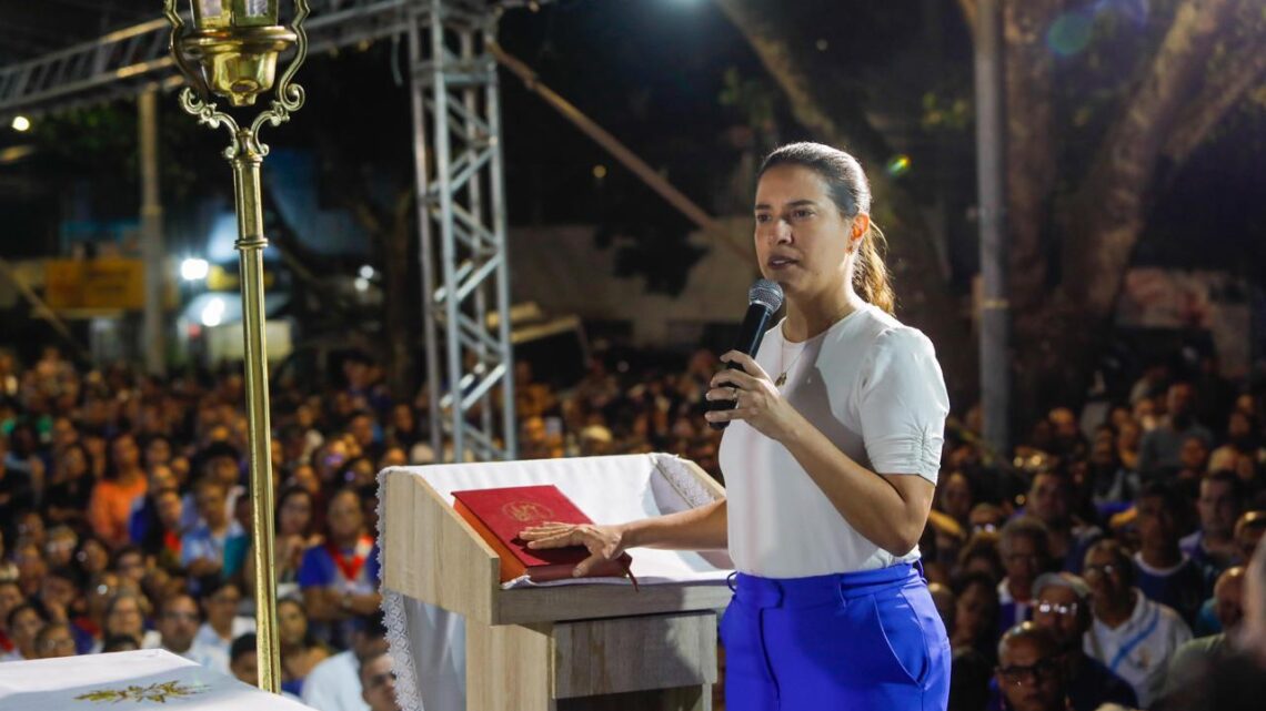 Governadora Raquel Lyra participa da missa em memória das vítimas do acidente no Santuário de Nossa Senhora da Conceição