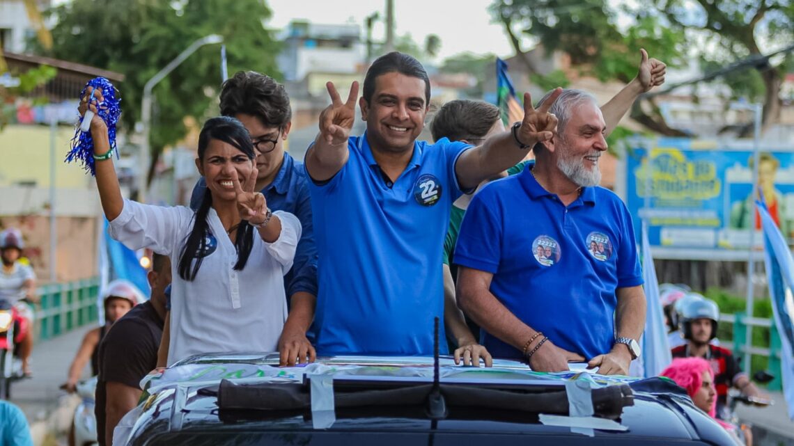 Mega carreata de Fernando Rodolfo ganhou as ruas de Caruaru Mega carreata de Fernando Rodolfo ganhou as ruas de Caruaru