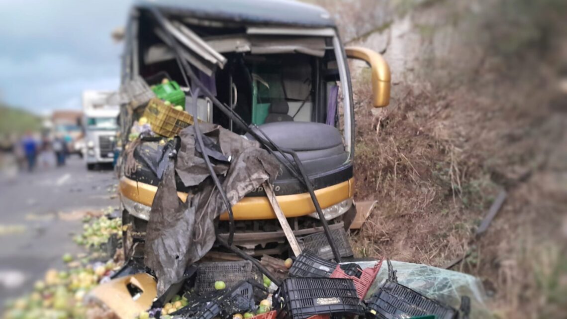 Colisão envolvendo caminhões e ônibus na Serra das Russas