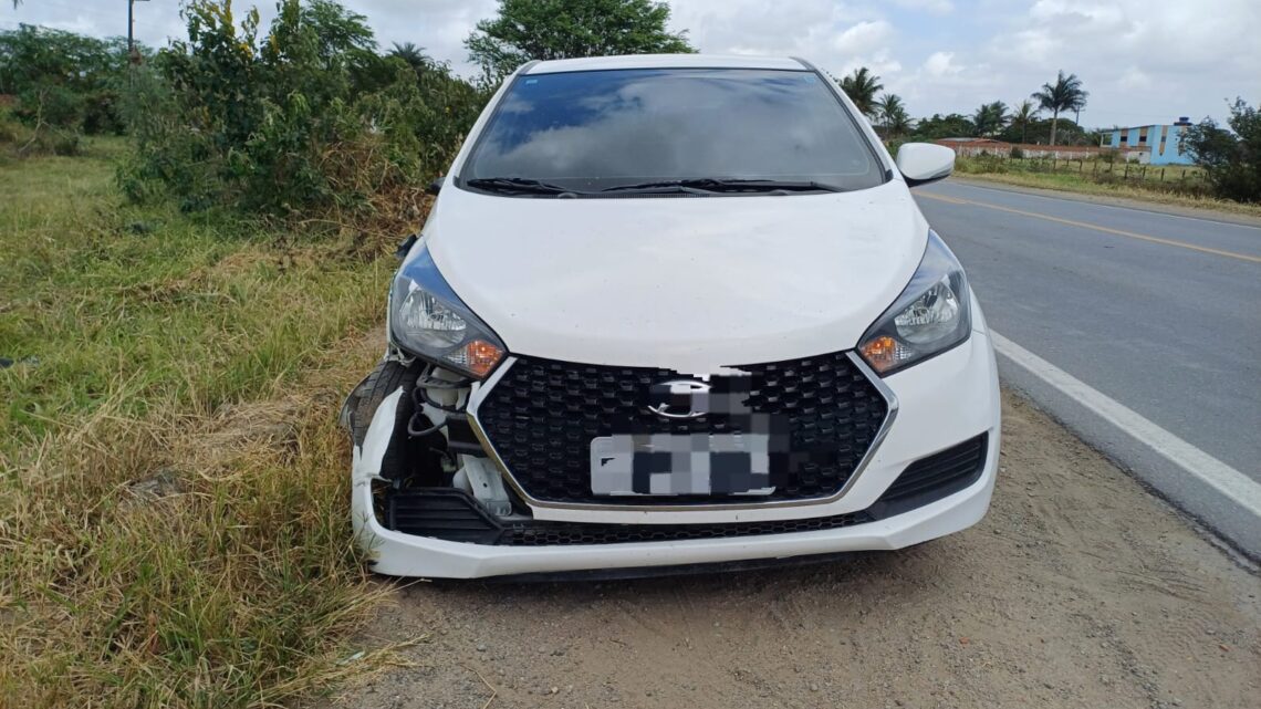 Colisão frontal entre carro e moto deixa feridos