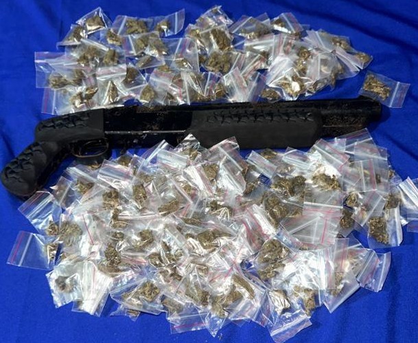 Adolescente é apreendida com espingarda e drogas Adolescente é apreendida com espingarda e drogas
