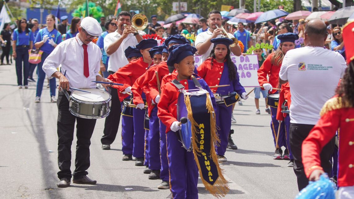 Milhares de pessoas assistem o desfile cívico em Caruaru Milhares de pessoas assistem o desfile cívico em Caruaru