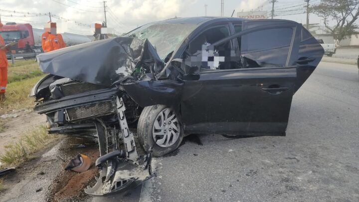 Motorista morre após colidir contra placa de sinalização e carro era roubado