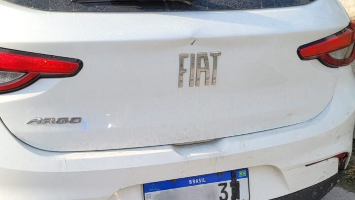 Homem é detido pela PRF por adulterar placa de veículo com fita isolante