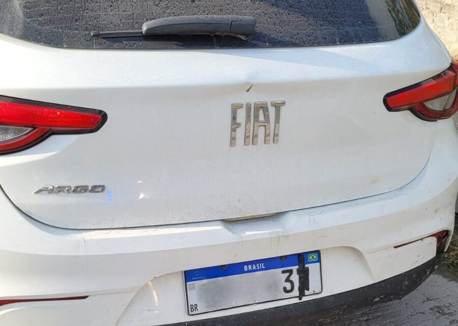 Homem é detido pela PRF por adulterar placa de veículo com fita isolante