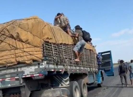 Motorista é flagrado transportando 10 trabalhadores em carroceria de caminhão