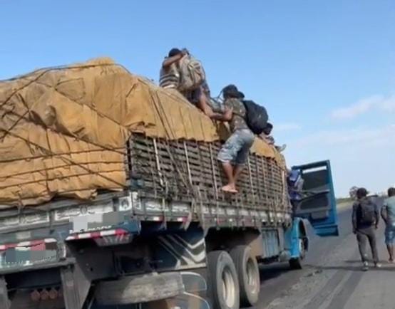 Motorista é flagrado transportando 10 trabalhadores em carroceria de caminhão