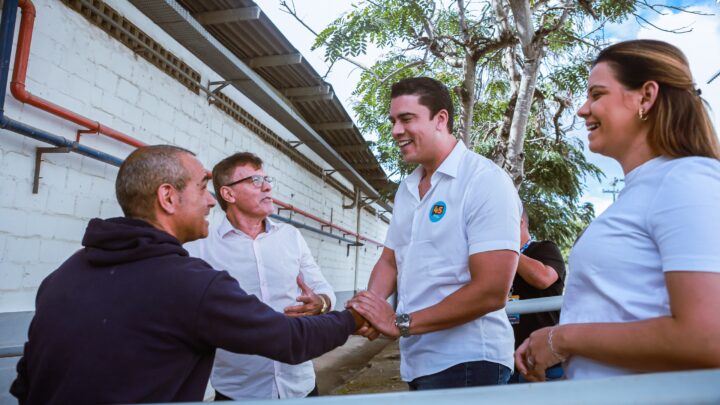 Rodrigo Pinheiro recebe apoio de trabalhadores durante visita a empresas
