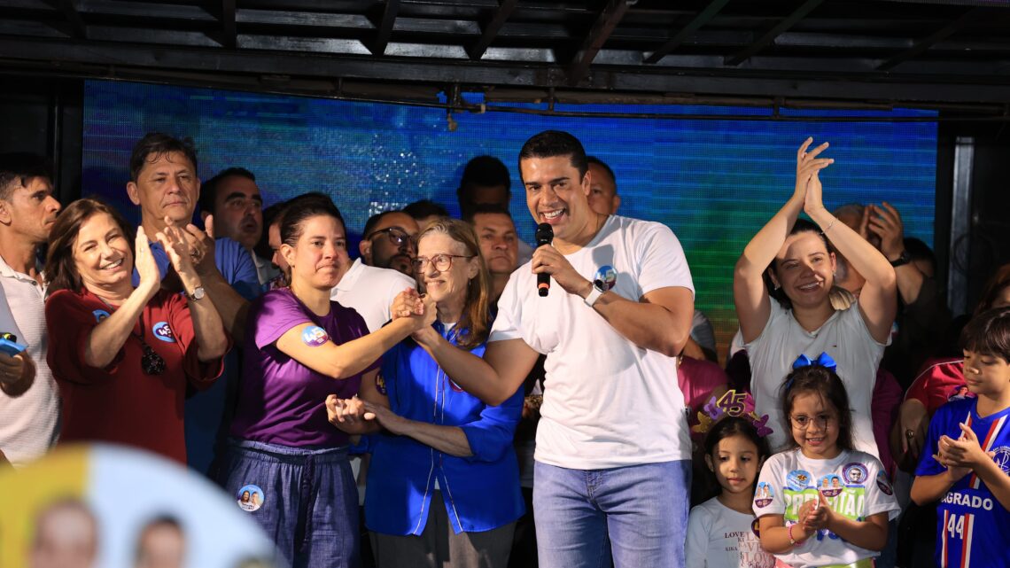 Multidão no Salgado caminha lado a lado de Raquel Lyra e de Rodrigo Pinheiro Multidão no Salgado caminha lado a lado de Raquel Lyra e de Rodrigo Pinheiro