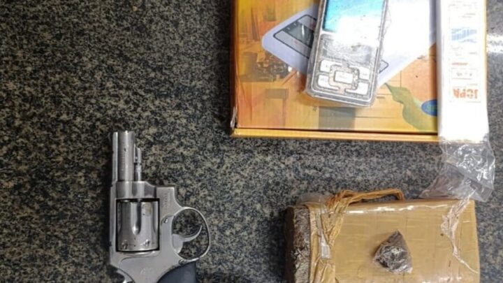 Jovem é preso com arma de fogo, maconha e balança