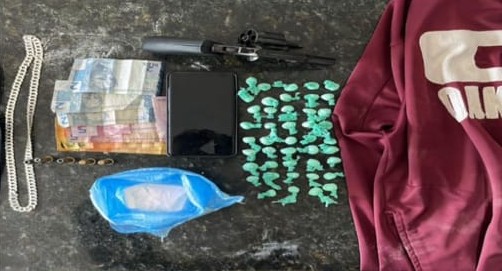 Homem é preso com arma e drogas, após denúncia, em Caruaru
