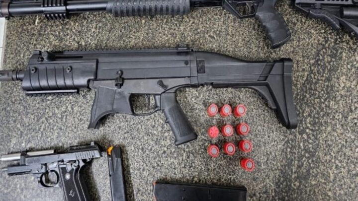 PM apreende munições e armas em área de mata