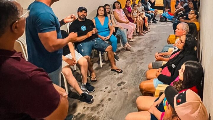 Anderson Correia é abraçado por moradores do Demóstenes Veras