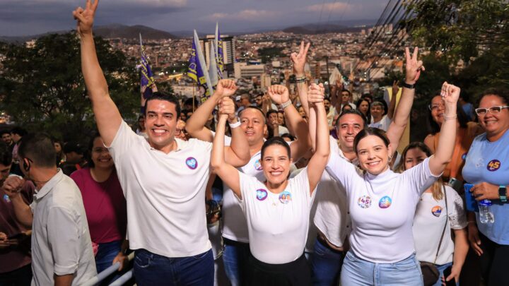 Multidão sobe as escadarias do Monte do Bom Jesus com Raquel Lyra, Rodrigo Pinheiro e Dayse Silva