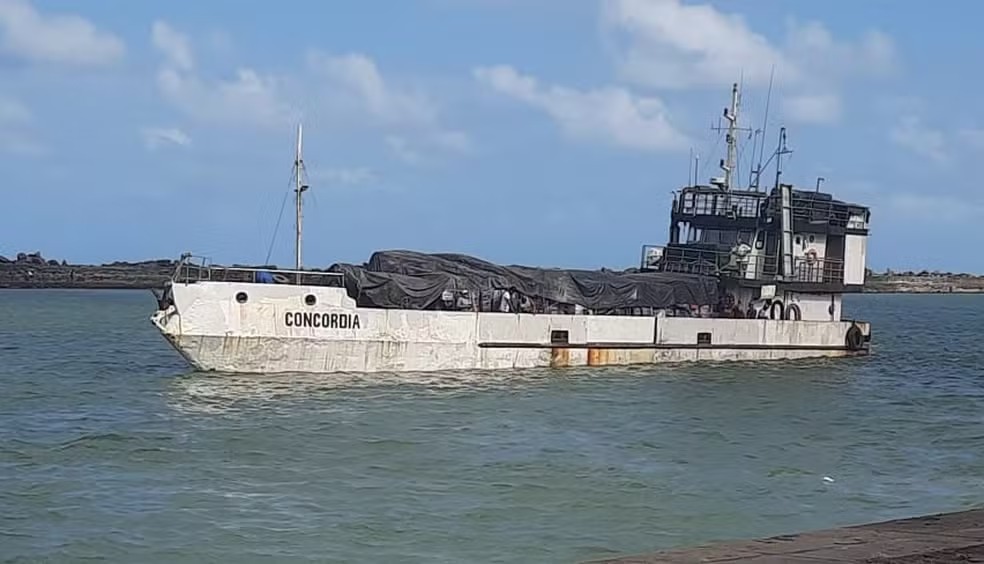 Quatro tripulantes morrem em naufrágio de navio em Pernambuco