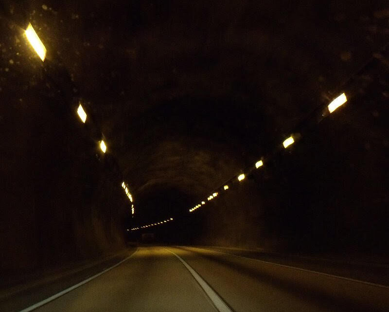 Túnel na BR-232 terá faixa interditada para substituição de lâmpadas antigas por LED, a partir desta quarta-feira Túnel na BR-232 terá faixa interditada para substituição de lâmpadas antigas por LED, a partir desta quarta-feira