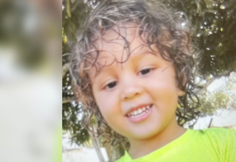Criança de 3 anos morre atropelada por ônibus Criança de 3 anos morre atropelada por ônibus