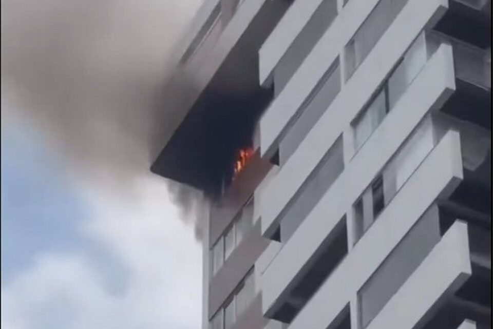 Homem morre em incêndio em apartamento em prédio residencial no Recife Homem morre em incêndio em apartamento em prédio residencial no Recife