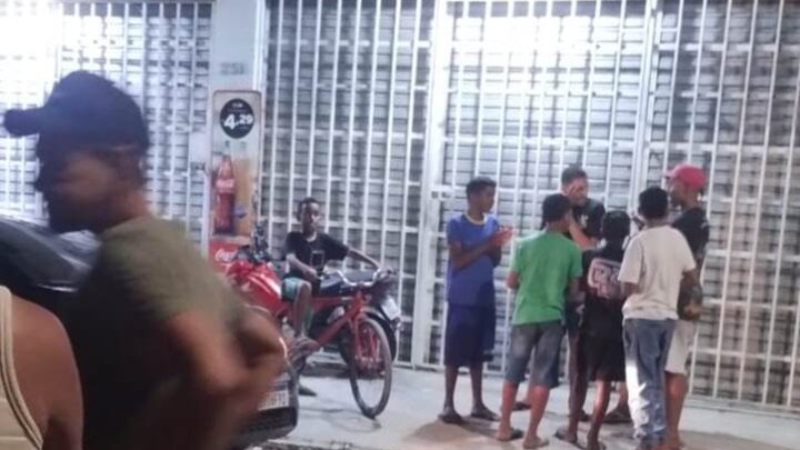 Homem é morto com tiros e facadas dentro de estabelecimento comercial