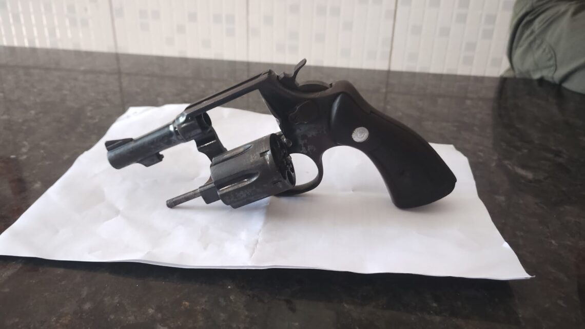 PM prende indivíduo com tornozeleira eletrônica portando arma de fogo no centro de Caruaru