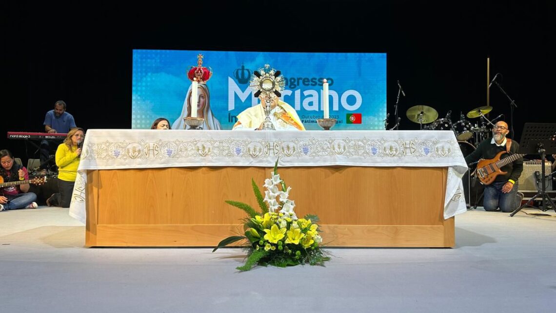 Corações unidos em Fátima: peregrinos encontram esperança e consolo nos braços de Maria Corações unidos em Fátima: peregrinos encontram esperança e consolo nos braços de Maria