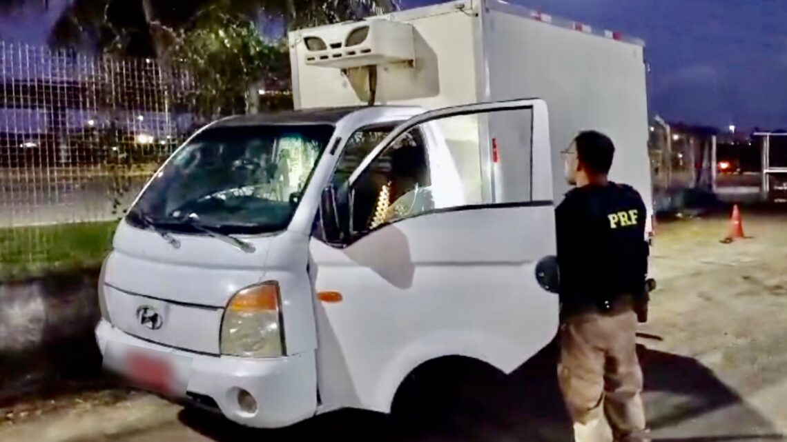 PRF recupera caminhão roubado e apreende suspeitos de assalto na BR 232 PRF recupera caminhão roubado e apreende suspeitos de assalto na BR 232