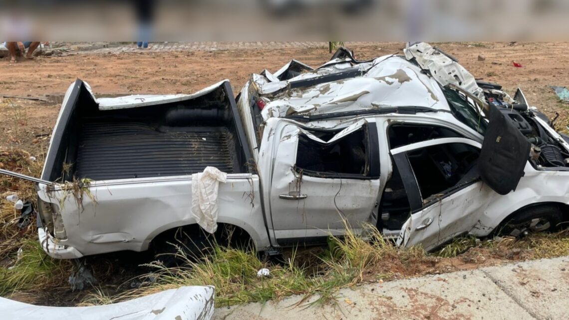 Caminhonete capota e motorista é socorrido