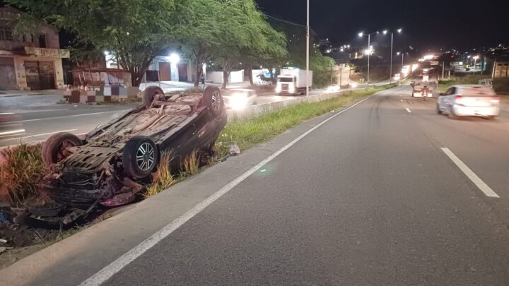 Motorista fica ferido, após carro capotar na BR 232